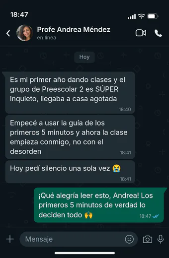 Conversación de WhatsApp con la Profe Andrea Méndez: en su primer año dando clases, con el grupo de Preescolar 2 muy inquieto, empezó a usar la guía de los primeros 5 minutos y ahora la clase empieza con ella, no con el desorden