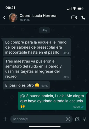 Conversación de WhatsApp con la Coord. Lucía Herrera: lo compró para la escuela, tres maestras pusieron el semáforo del ruido en la pared y usan las tarjetas al regreso del recreo, y el pasillo es otro
