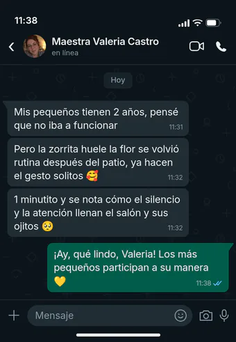Conversación de WhatsApp con la Maestra Valeria Castro: con los pequeños de 2 años, la zorrita huele la flor se volvió rutina después del patio, y en un minutito el silencio y la atención llenan el salón